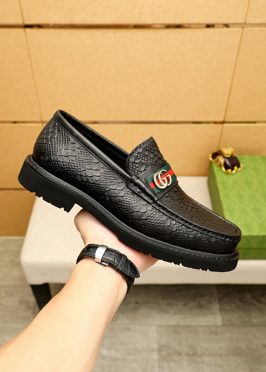 Men's shoes 💰520 💐 Product trademark: GUCCI "Gucci" casual leather shoes Regular size: 38-44 (45.46🉑️customized) Product materials: Selected imported first-layer calfskin embossed upper + classic hardware buckle, imported water-dyed cow leather lining. Strong three-dimensional visual effect, original outsole color: 1⃣️color optional